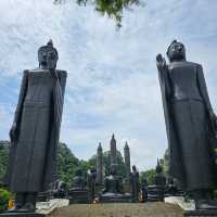 ไหว้พระชมพระพุทธรูปหินลาวา ที่วัดถ้ำกระบอก
