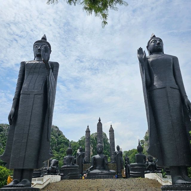 ไหว้พระชมพระพุทธรูปหินลาวา ที่วัดถ้ำกระบอก