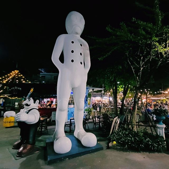 泰國曼谷素坤逸區絕佳美食夜市W Market，提供世界各地各種美食，價格公道，味道好吃，環境乾淨