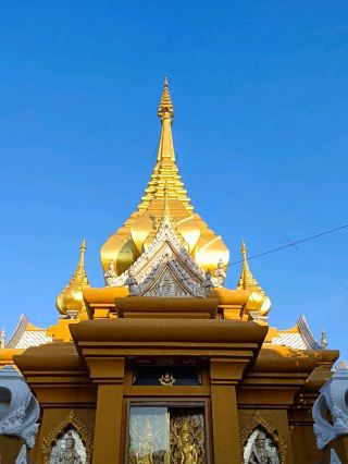 Pay homage to Phra Phuttha Katanyu at Wat Koen Kathin