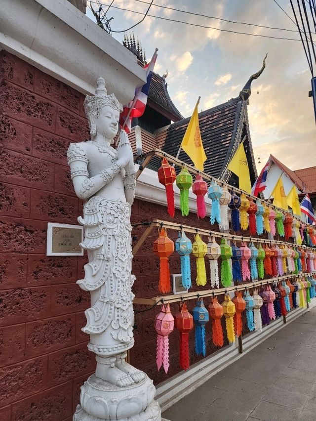 【チェンマイ】水色のポーチが珍しい 寺子屋Wat Puak Chang