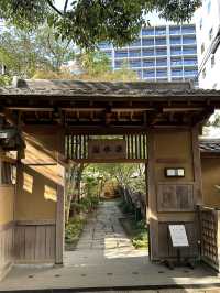 駅からほど近いオフィス街にある日本庭園