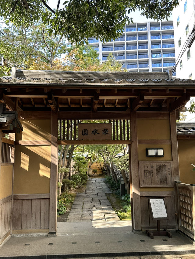 駅からほど近いオフィス街にある日本庭園