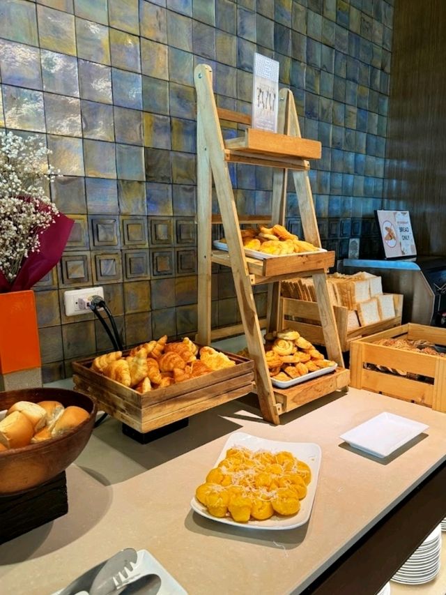 熱鬧的查汶海灘之上OZO HOTEL