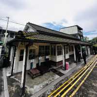 台湾ローカル鉄道で日本統治時の駅へ。