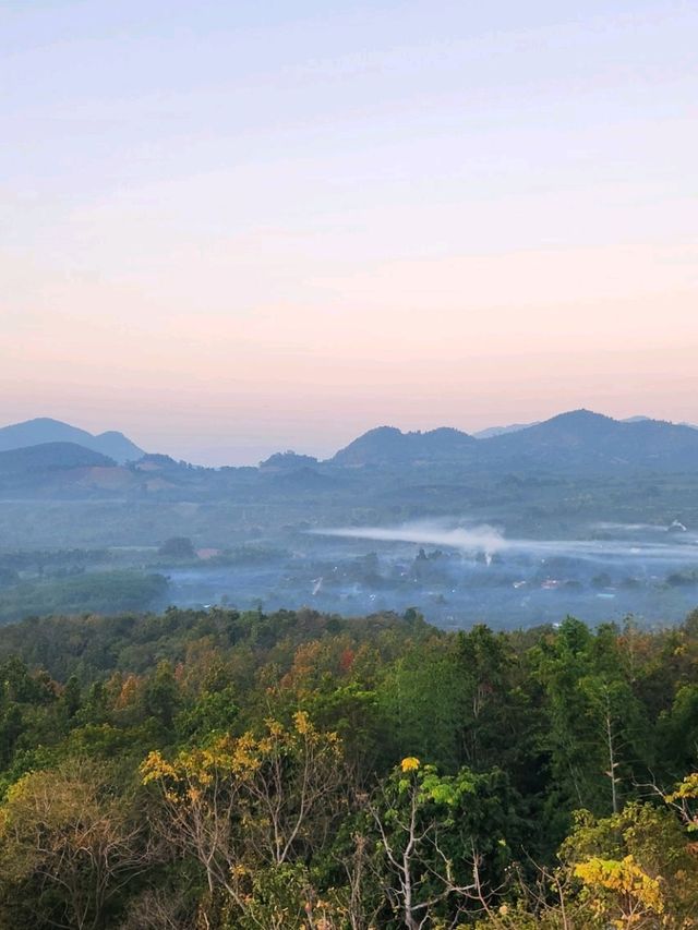 ที่เที่ยวลำพูน วัดพระพุทธบาทผาหนาม