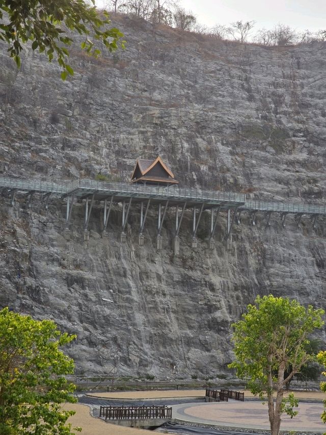 สักการะพระพุทธรูปแกะสลักกลางผาหิน