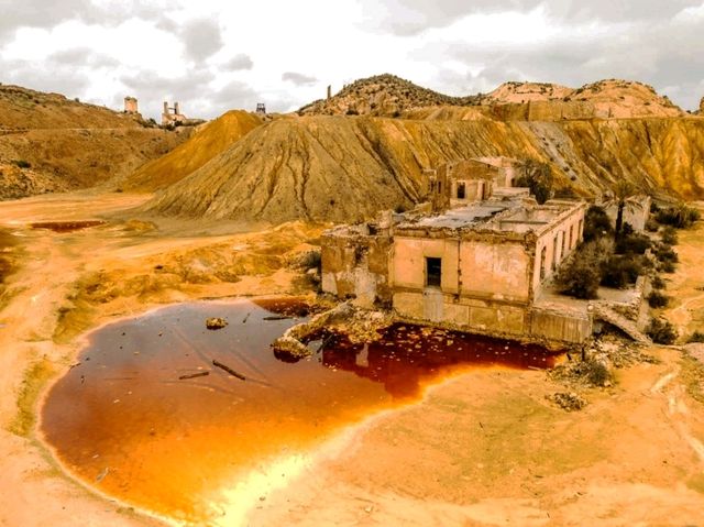 馬薩龍礦區 (Mazarrón Mines) 是徒步旅行、騎自行車、無人機和攝影的絕佳之地