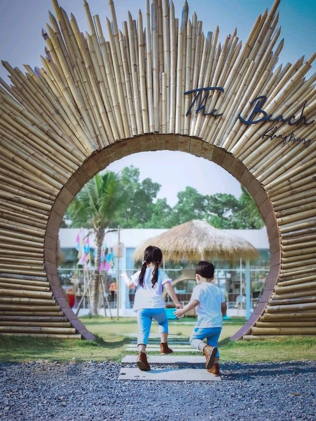 คาเฟ่มีชายหาดที่ลาดกระบัง The Beach กลางกรุง