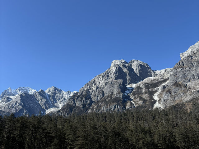 A Scenic Cable Car Ride at Yulong Snow Mountain – A Memorable Experience 🚠🏔️