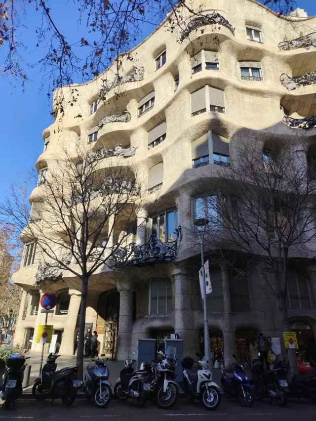 一口氣參觀設計師高迪西班牙建築物