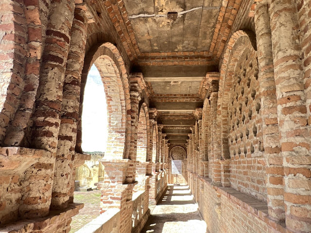 凱莉古堡（Kellie’s Castle）位於馬來西亞霹靂州怡保，是一座充滿神秘色彩的未完成城堡，擁有英國殖民時期的建築風格和各種靈異傳說。