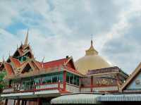 泰國曼谷市中心沙吞區皇家古跡寺廟景點：Wat Prok Yannawa，金色巨塔屋頂建築，適合打卡拍照📸冥想