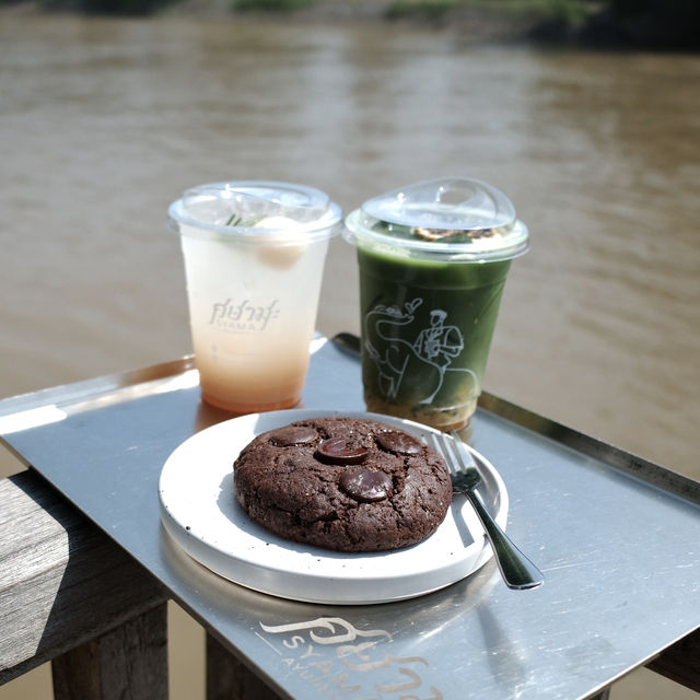 ชวนไปคาเฟ่เรือนไทยติดริมแม่น้ำ จ.อยุธยา...