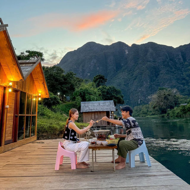 นอนเรือนแพคนละ 450 บาท บรรยากาศชิลสุดๆ 🇱🇦💦
