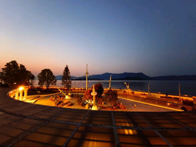 夜訪仿歐陸宮廷式設計的公園