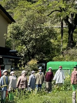 【東京×奥多摩】  パン屋さんの前に出現！かかしの大群