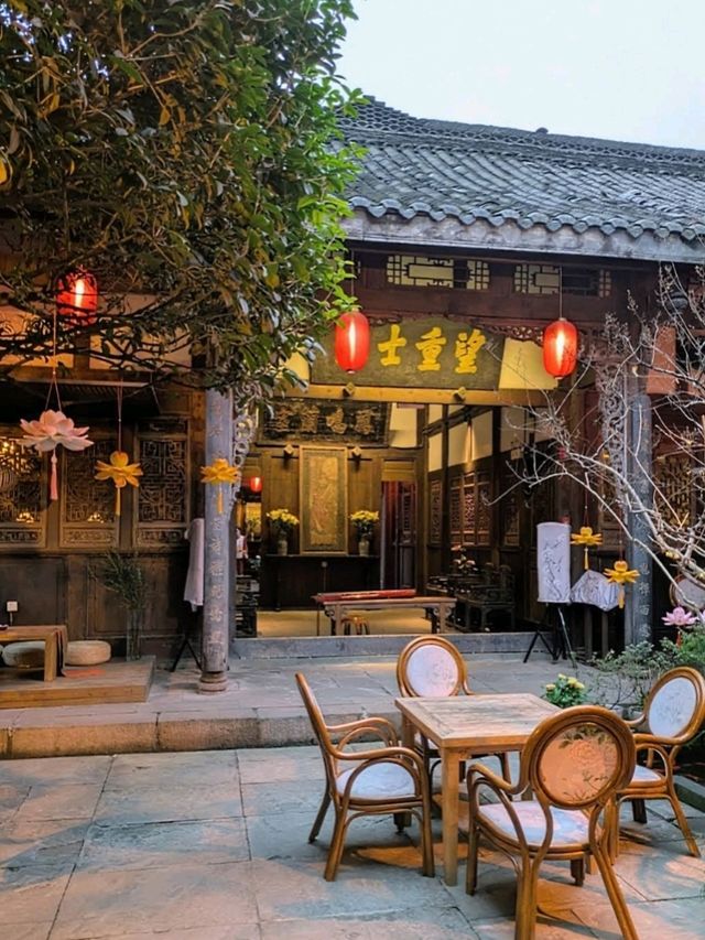 成都寬窄巷子，三條平行巷弄交織出北方胡同文化