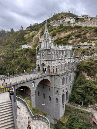 [Nhà thờ Las Lajas] Nổi trên hẻm núi, một vẻ đẹp kỳ diệu.