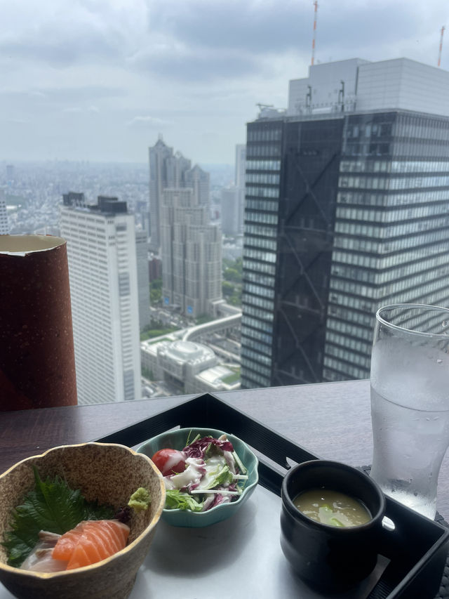 西新宿50樓的雲端午餐🍱視覺味覺與心靈的三重享受