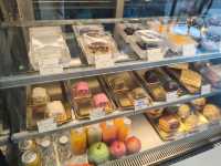 曼谷｜白色簡約風 甜點普普通通 但會想待著放鬆AmPm Ari Cafe