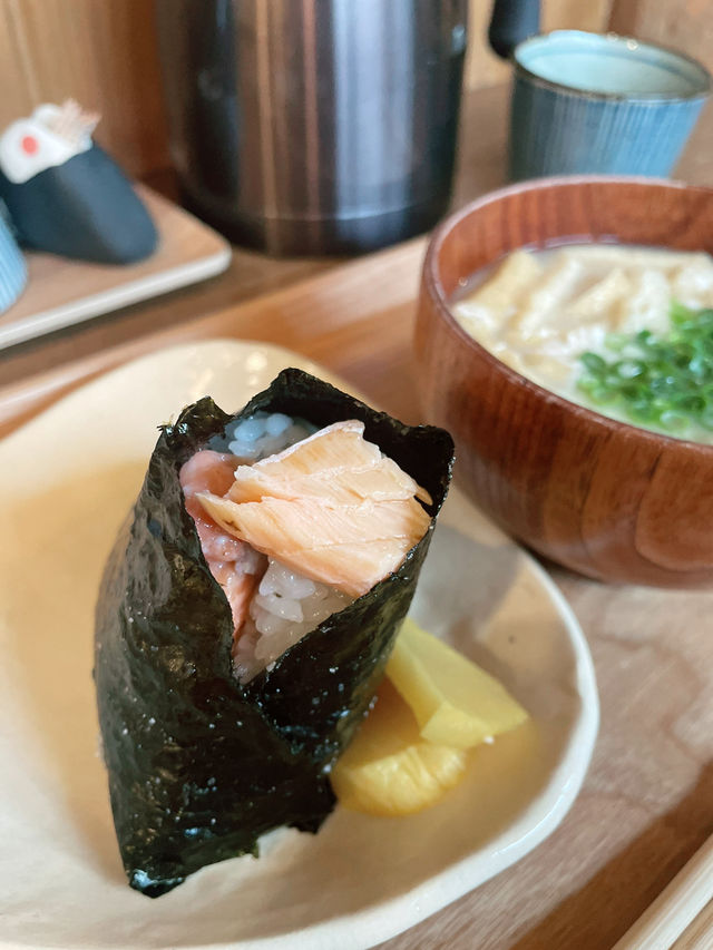 「おにぎり三拍子」飯糰專賣店｜雨天裡的鮭魚飯糰與味噌湯暖心食記