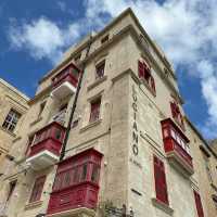 Valletta's Colorful Windows: A Photographer's Walking Tour🌈📸   