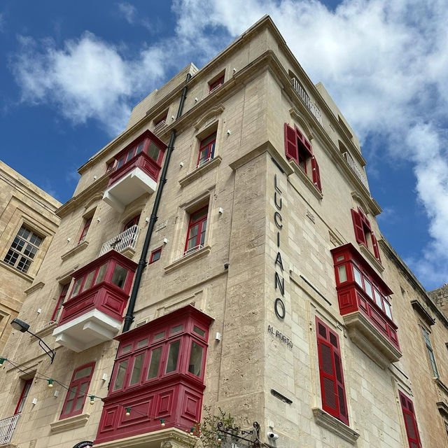 Valletta's Colorful Windows: A Photographer's Walking Tour🌈📸   