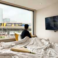 Yello Rooms Hotel ที่พักวิวรถไฟฟ้าสุดปัง