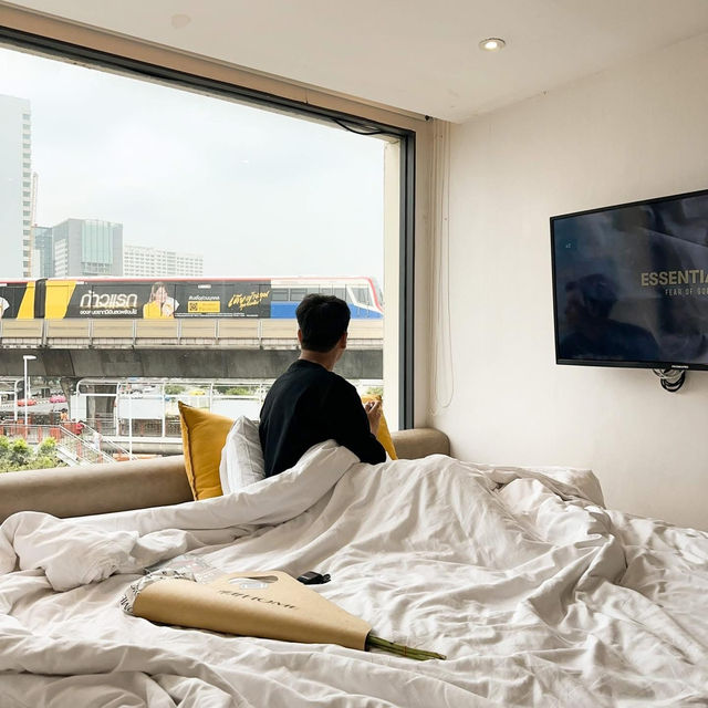 Yello Rooms Hotel ที่พักวิวรถไฟฟ้าสุดปัง
