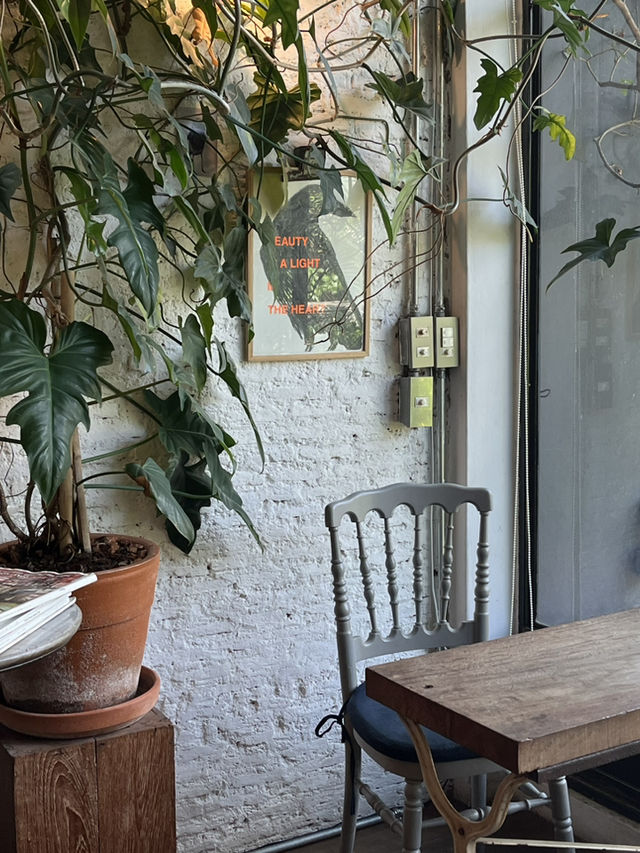 【バンコク】花市場のナンバーワンカフェ「Floral Café at Napasorn」