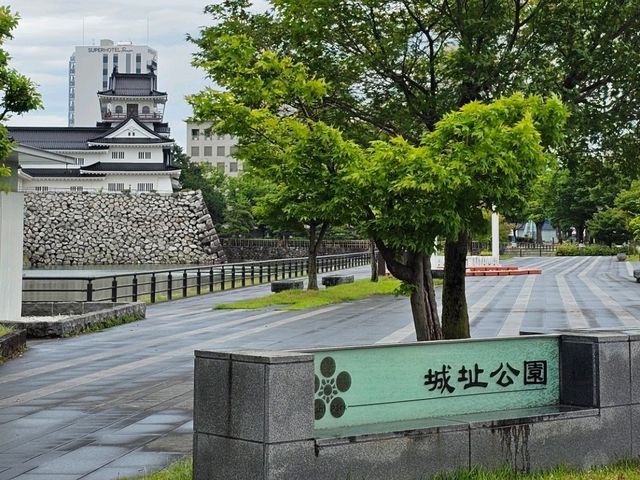 富山城跡公園，城市中的綠意時光