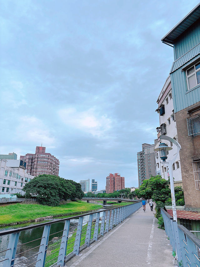 🌿桃園中壢散步秘境｜老街溪自行車道，綠蔭樹下的城市靜旅