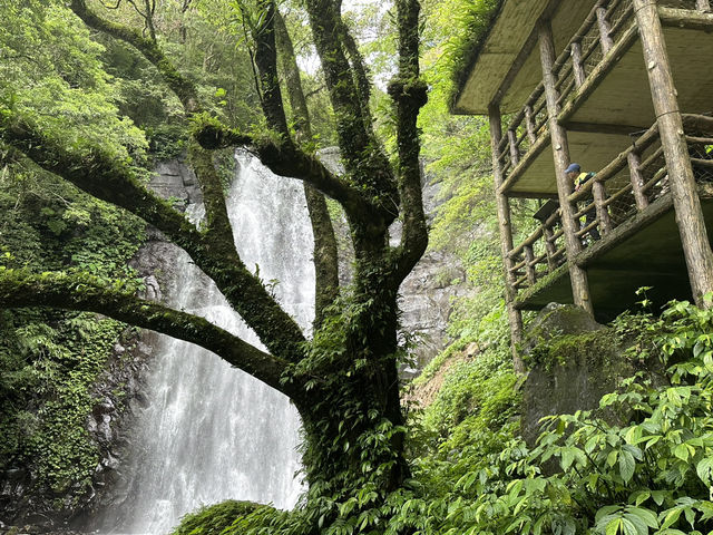 滿月圓瀑布