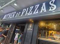 人氣正宗意大利Pizza，巨型烤爐是賣點