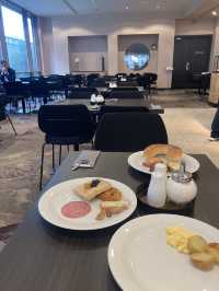 歐洲的飯店餐廳真是只能用大又美來形容