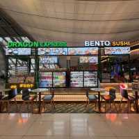 ✈️ スワンナプーム空港で快適な旅を！ タイ料理からカフェ、免税店まで充実の施設で、出発前の時間もゆったり過ごせます。 