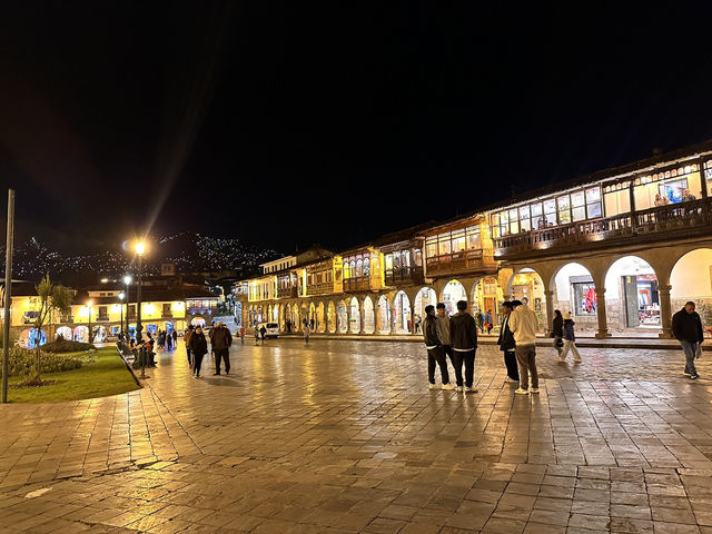 【クスコ・アルマス広場の夜景｜歴史と灯りが織りなす幻想的なひととき✨】