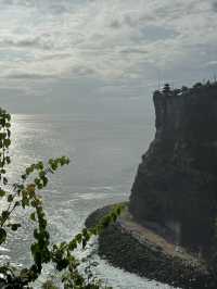 Uluwatu Temple: Stunning Views & Sneaky Monkeys!🐒