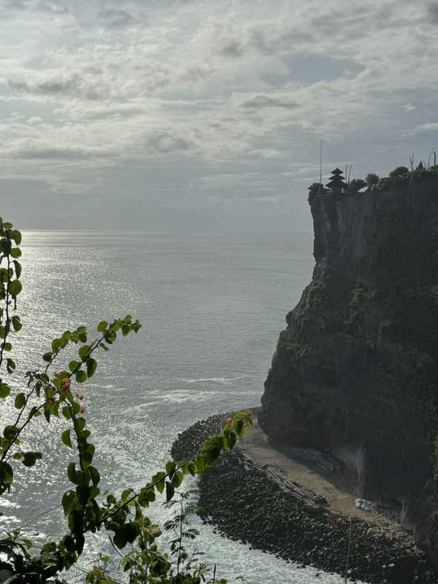 Uluwatu Temple: Stunning Views & Sneaky Monkeys!🐒