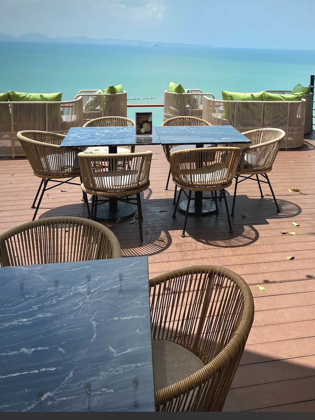  Starbucks บนเนิน วิวทะเล 200° สวยมาก! 🌊