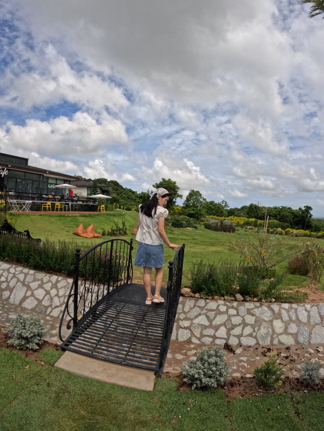 The chalet cafe' คาเฟ่กลางหุบเขา