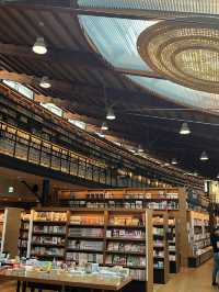 📚 【武雄圖書館】書海與建築的完美結合，一座藏在森林裡的夢幻圖書館🌲✨