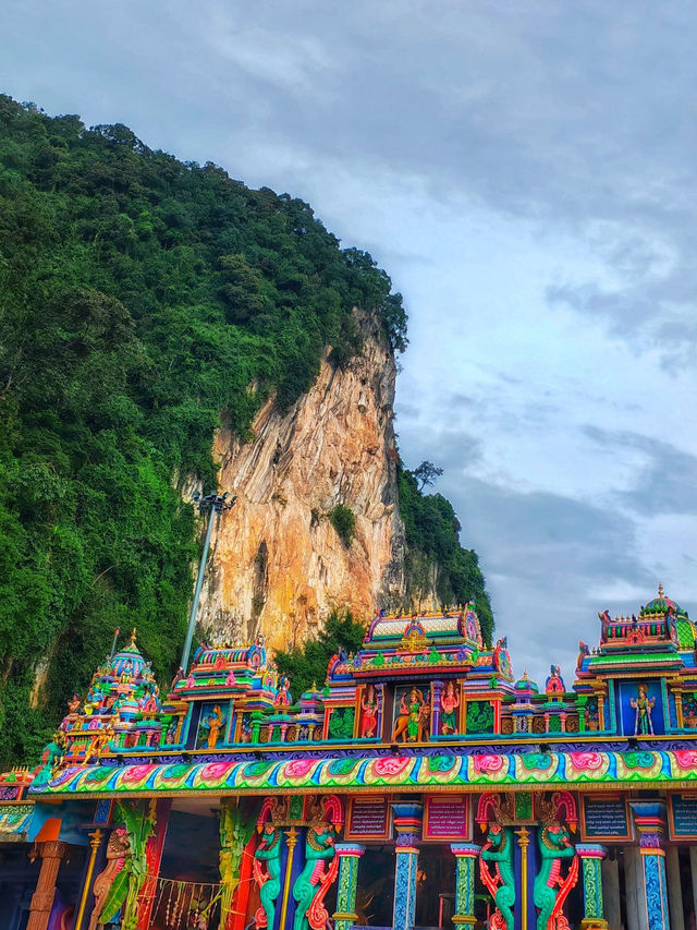 Batu Caves Temple: A Kaleidoscope of Culture and Cliffs