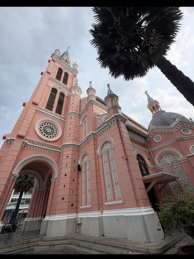 💒SNS映え間違いなし！ホーチミンの「タンディン教会」でピンクの世界に包まれる旅