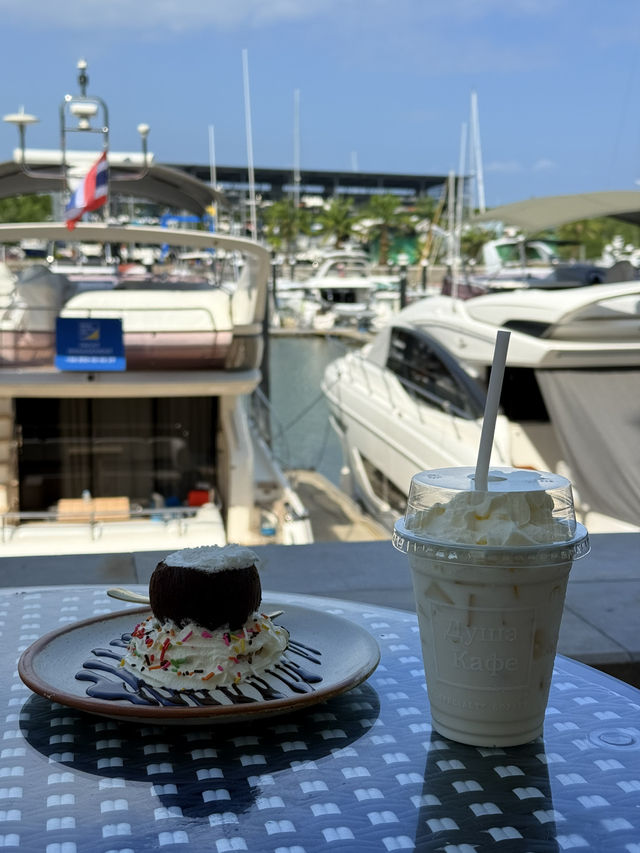รีวิว Dusha Cafe Phuket: คาเฟ่ท่าเรือยอร์ชสุดชิค