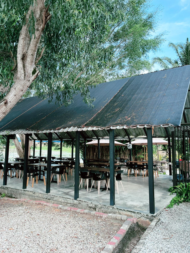 Lakeside Coffee Café: Tranquil Hideaway with Tasty Comfort Food