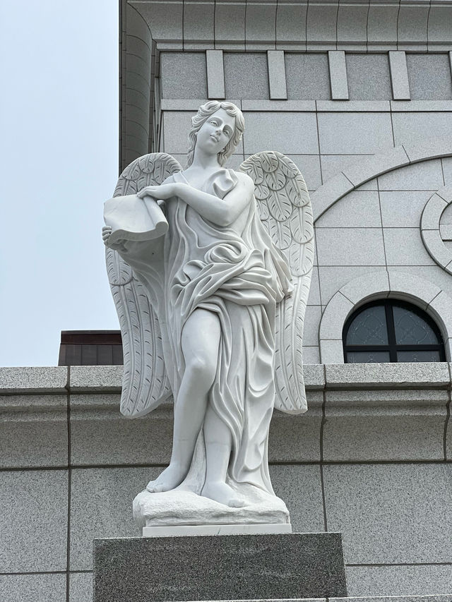 작은 항구 도시 목포에 있는 아름다운 가톨릭목포성지 & 갓바위
