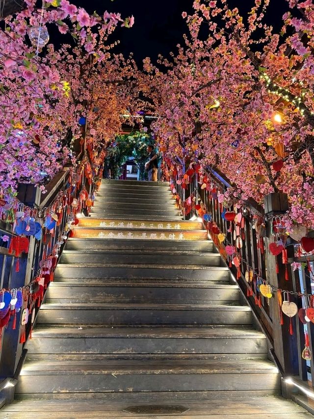 Strolling Through Jinli Ancient Street Strolling Through Jinli Ancient Street
