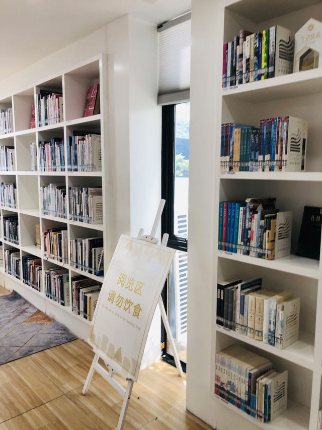 成間教堂💒的圖書館📚